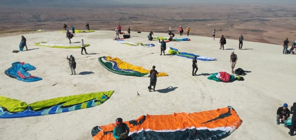 Tandem paragliding flight preparation